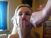 輕熟女閉眼享受跪舔吹簫