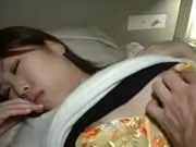 南韓女朋友睡覺搞她小咪咪受不了起來乾炮