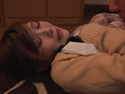 媽媽不在繼父撕開衣服強插女兒幹成性奴 相澤南